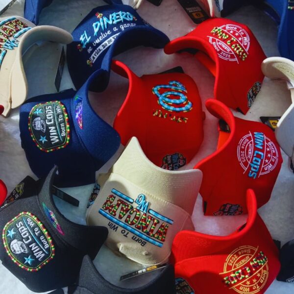 Gorras WinCaps en exhibición